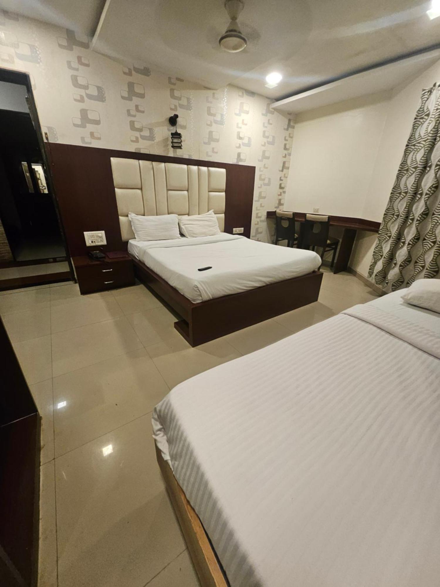Prime Addore Palacee - Near Airport , Visa Consultant , Jio World Convention Centre Bkc Hotel Bombay